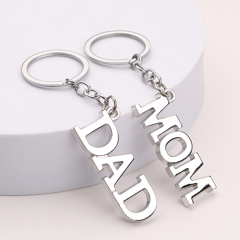 Factory direct father Mother's Day gift keychain creative zinc alloy letter keychain DADMOM key chain