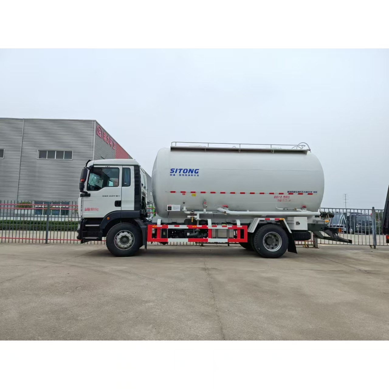 Sinotruk Powder and Granular Material Transport Truck, Bulk Cement Light Dust Fly Ash Transfer Tank Truck, Powder Tank Truck Export