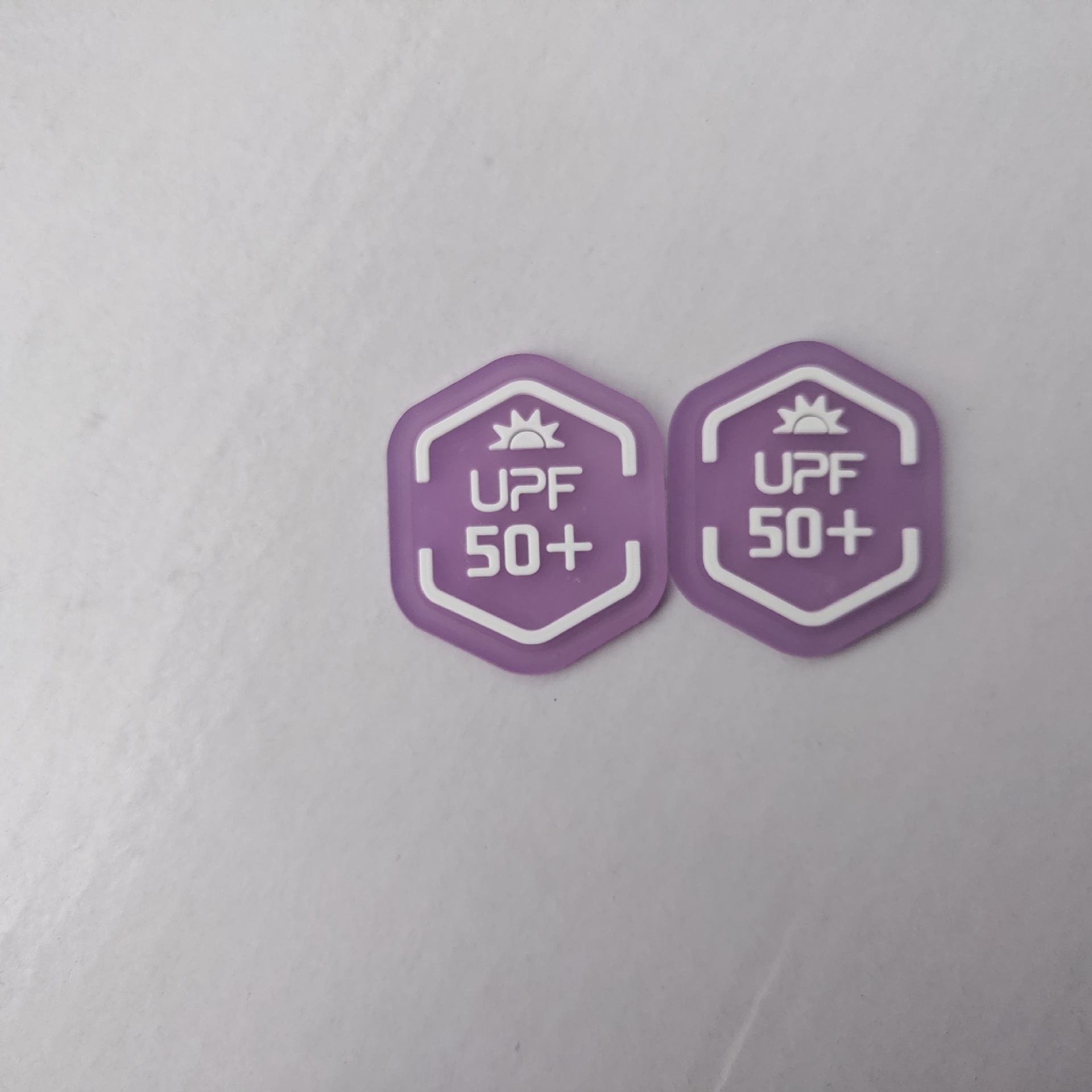 东莞实质工厂供应硅胶PVC胶章滴胶软胶UV紫外线变色胶章UV变色标