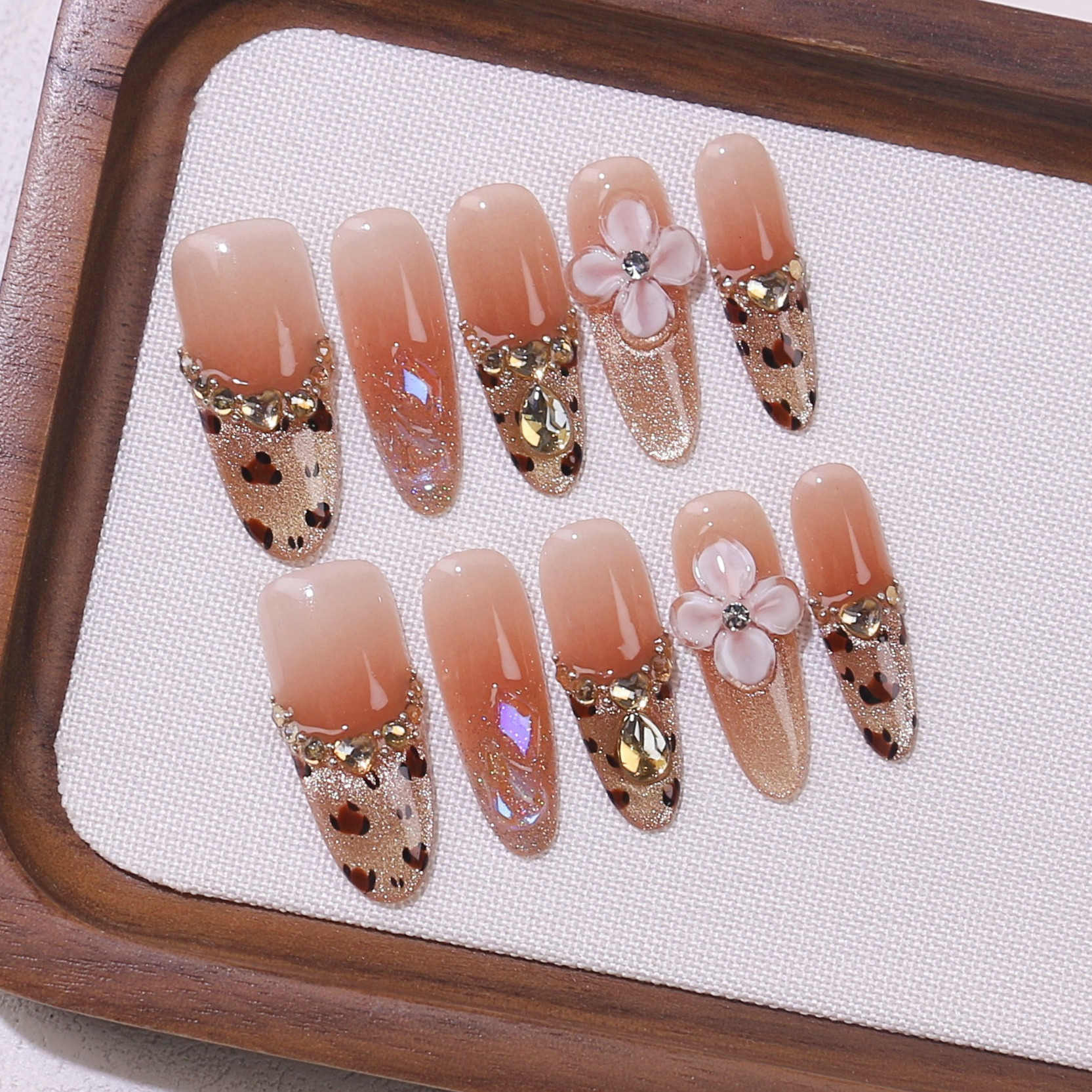 [Colección de manicuras talladas] comercio exterior transfronterizo exclusivamente para usar a mano puro parche de uñas falsas de almendras de estilo europeo y americano