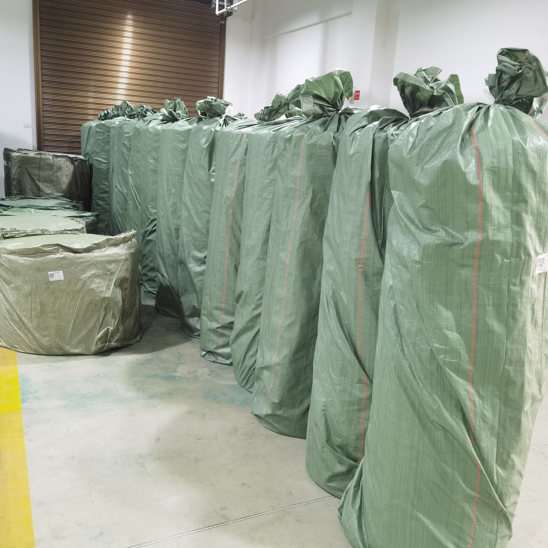 厂家PP木浆涤纶直铺水刺无纺布EF纹工厂原材料