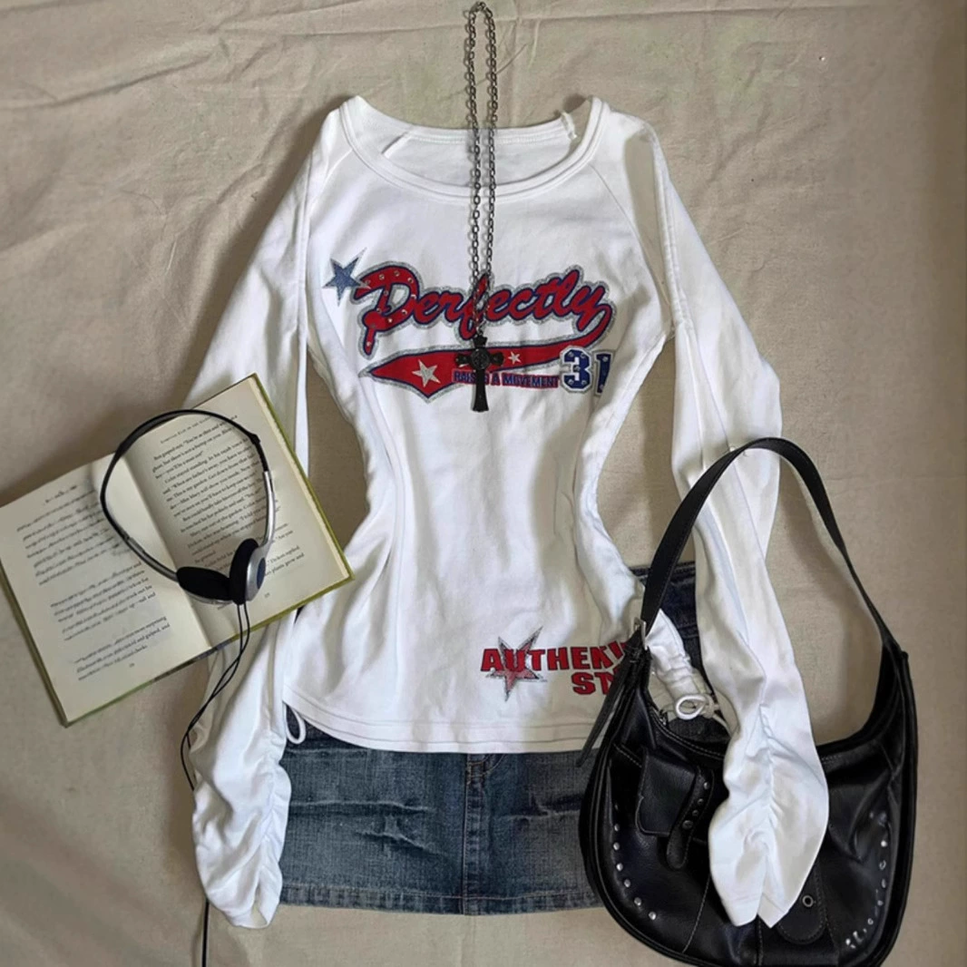 Белая футболка с длинным рукавом с круглым вырезом