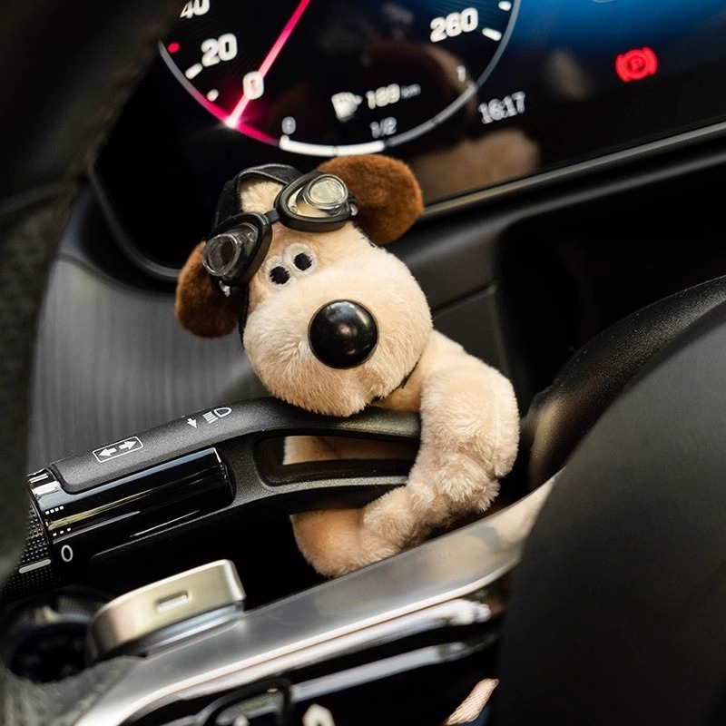 Adornos pequeños para automóvil, lindo perro reparador, muñeco de peluche para mujer, tapón interior de automóvil de alta calidad, decoración, limpiaparabrisas rojo neto