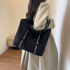 新商品のうちわのキャンバスバッグに合わせて大容量のトートとカジュアルな通勤をしています。