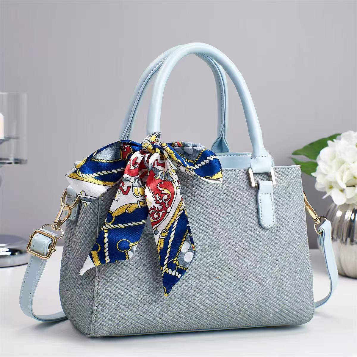 Bolso portátil transfronterizo 2025 primavera nuevo temperamento de un solo hombro diseño de nicho casual bolso femenino mensajero pequeño bolso cuadrado