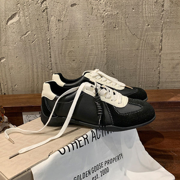 Giày sneaker nữ da bò buộc dây phong cách Đức huấn luyện, đế cao 6 cm — 48 chiếc màu đen (6cm) còn hàng, 48 màu nâu (6cm) hàng có sẵn, 48 màu trắng (6cm) hàng có sẵn, 48 màu vàng (6cm) còn hàng