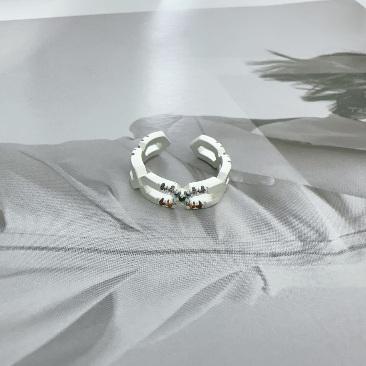 Matte one size small design fashionable universal ring with zircon