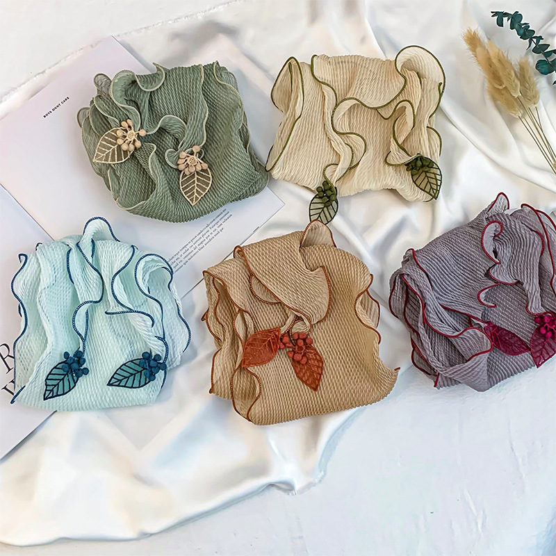 Bufanda triangular babero femenino nuevo estilo bufanda de seda plisada de todo fósforo sentido de alta calidad colgante de hoja pequeña bufanda de cuello bufanda decorativa