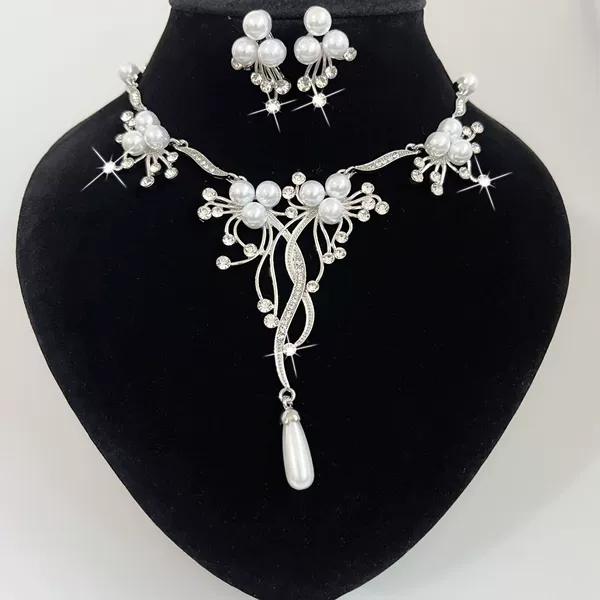 Necklace from pearl, earrings