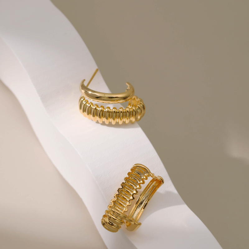 Grenzüberschreitende Neue Produkte 18 Karat Verkupferte Echte Goldohrringe C-förmige Streifen Nischendesign Minimalistische Ohrringe display picture 7