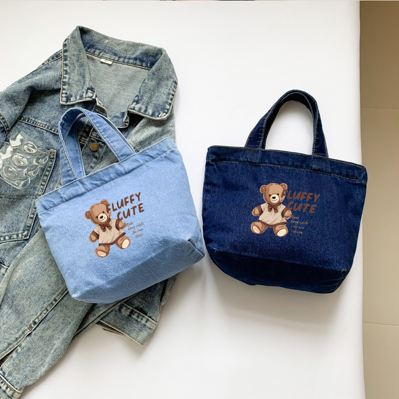 Los fabricantes venden bolsos de peluche de oso al por mayor, bolsos de muñecas de dibujos animados portátiles de gran capacidad, bolsos de moda y lindos.