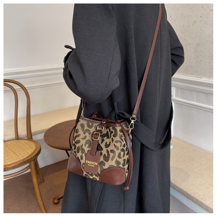 Fashion Small Bag Female New Fashion Autumn And Winter Retro One-shoulder Messenger Bag display picture 2
