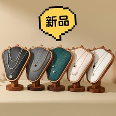 新商品の胡桃の木のペンダントの宝石のネックレスの首飾りの展示棚の高級な感動の人はモデルのカウンターの生放送の質感のようです。