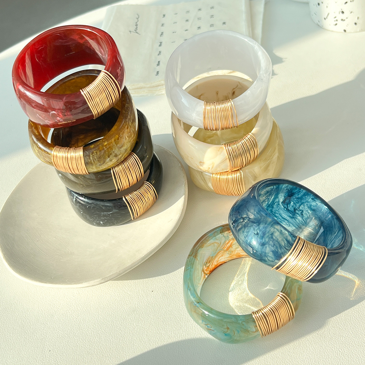 French Niche Design Gold Contrasting Resin Bracelet Light Luxury Retro Fashion High-End Versatile Hand Jewelry Wholesale for Women