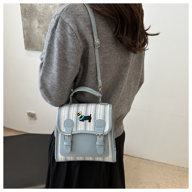 The new backpack for the autumn of 2024 is a fashionable and simple hand-held student single-shoulder bag with a checkered lid and a retro crossbody style undefined