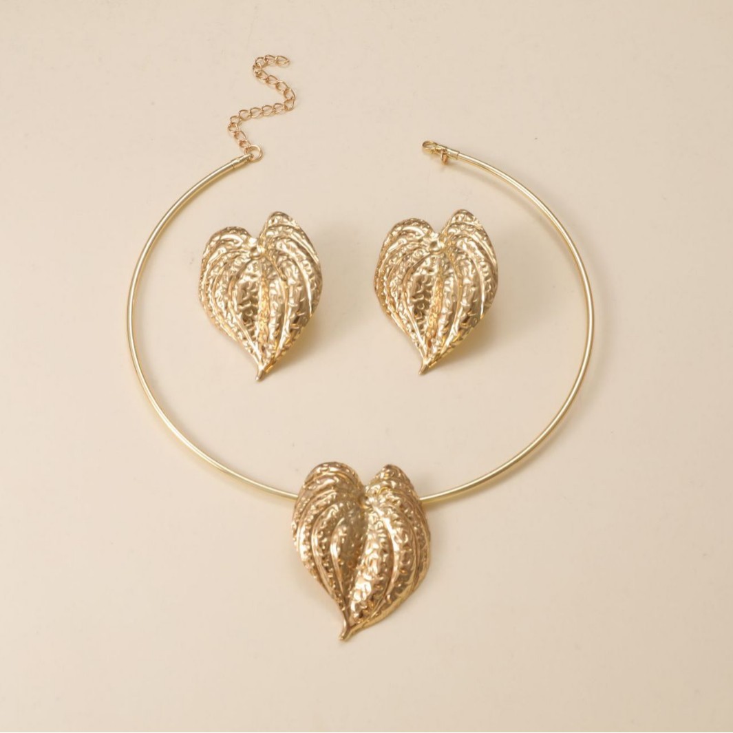 Fashion metal hoja collar perno conjunto simple lujo ligero orejas adornos colgantes de hoja de moda explosión