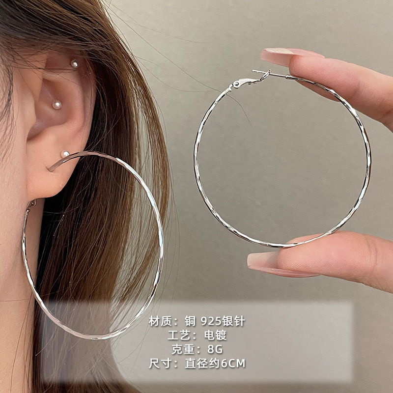 2025 nuevo estilo verano de moda anillo plateado círculo negro círculo fino temperamento europeo y americano aretes dorados de todo fósforo