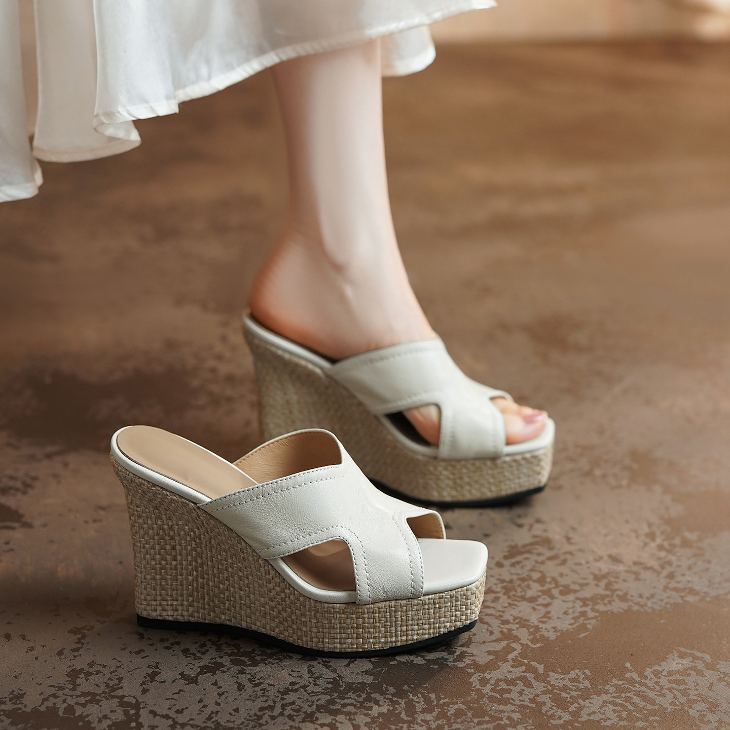 Sandal cao gót nữ hở mũi da dê đế xuồng dày — màu nâu