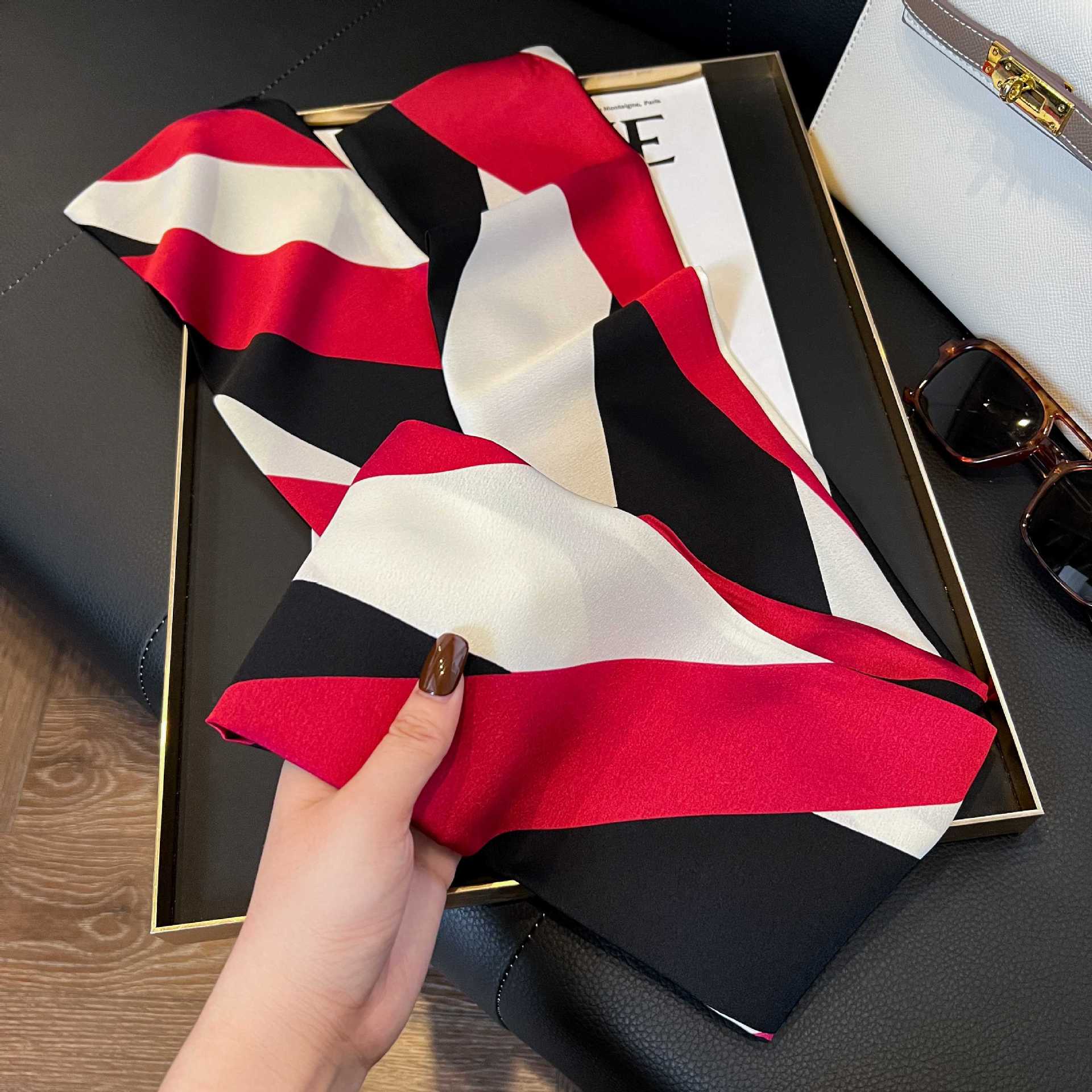 Nueva bufanda de seda pequeña banda larga estrecha para el cabello mujer estilo primavera y otoño moda madre bufanda estilo verano estilo fino serpentina bufanda al por mayor