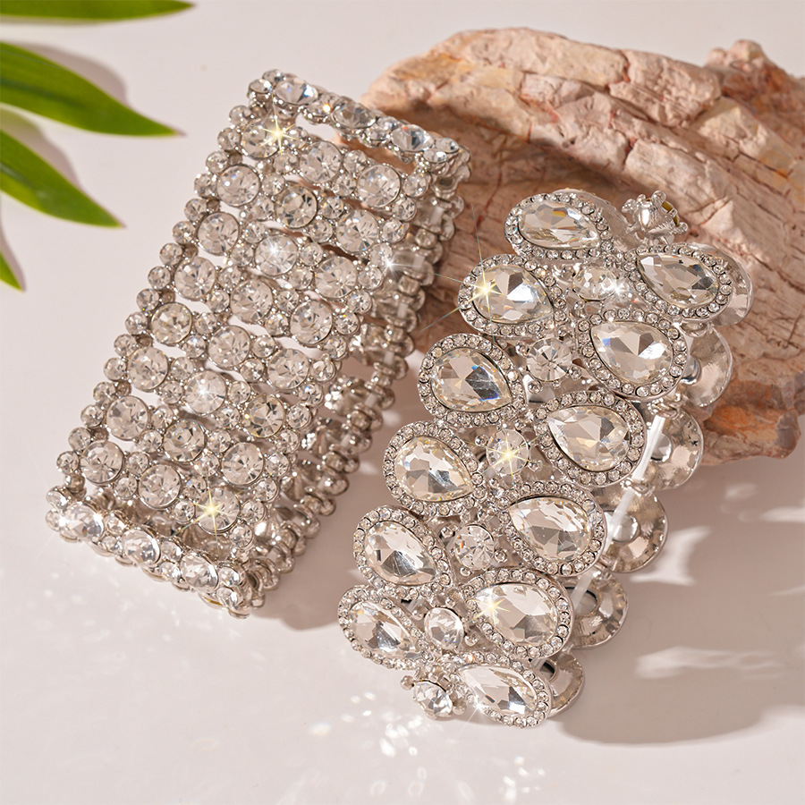 Europa y los Estados Unidos lujosos diamantes de gota de agua geométrica ancha pulsera elástica personalidad exagerada nicho temperamento de alta sensación joyas de mano para mujeres