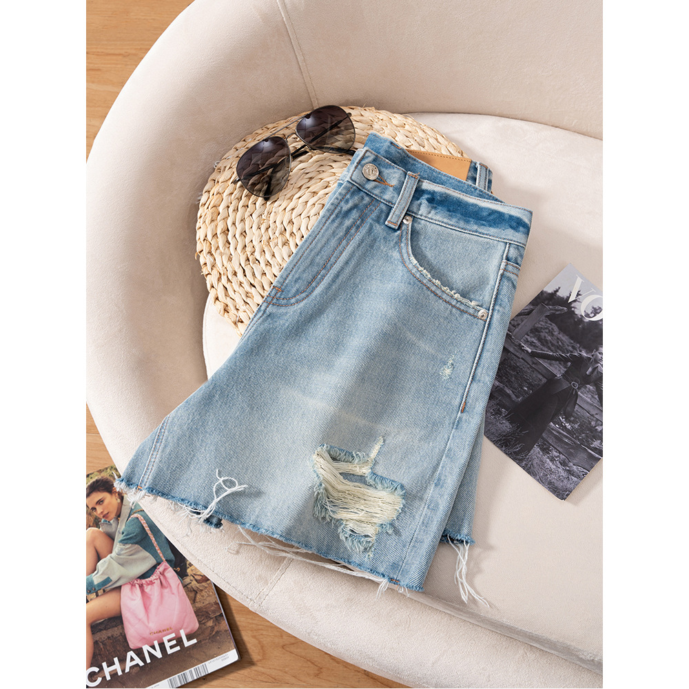 いいタイプですね水色のバリに穴が開いているデニムの半ズボンはやせていて足が長いです。2025夏の新型レジャー752