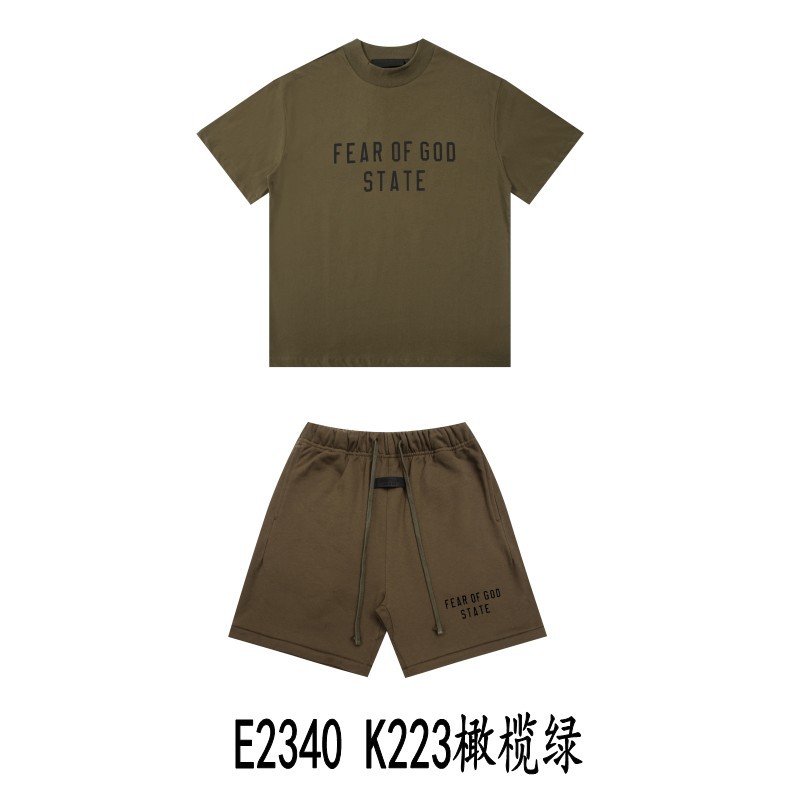 Una pieza de la marca de moda FOG de doble línea ESSENTIALS letra con lema impreso camiseta de manga corta para hombres y mujeres media manga en la calle