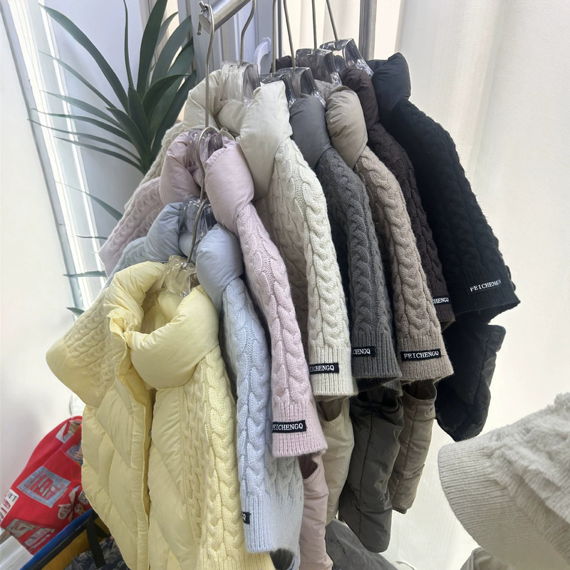 Stand-up collar patchwork knitted down vest for women, Korean style, 2026 winter new fashion short-sleeve white duck down vest