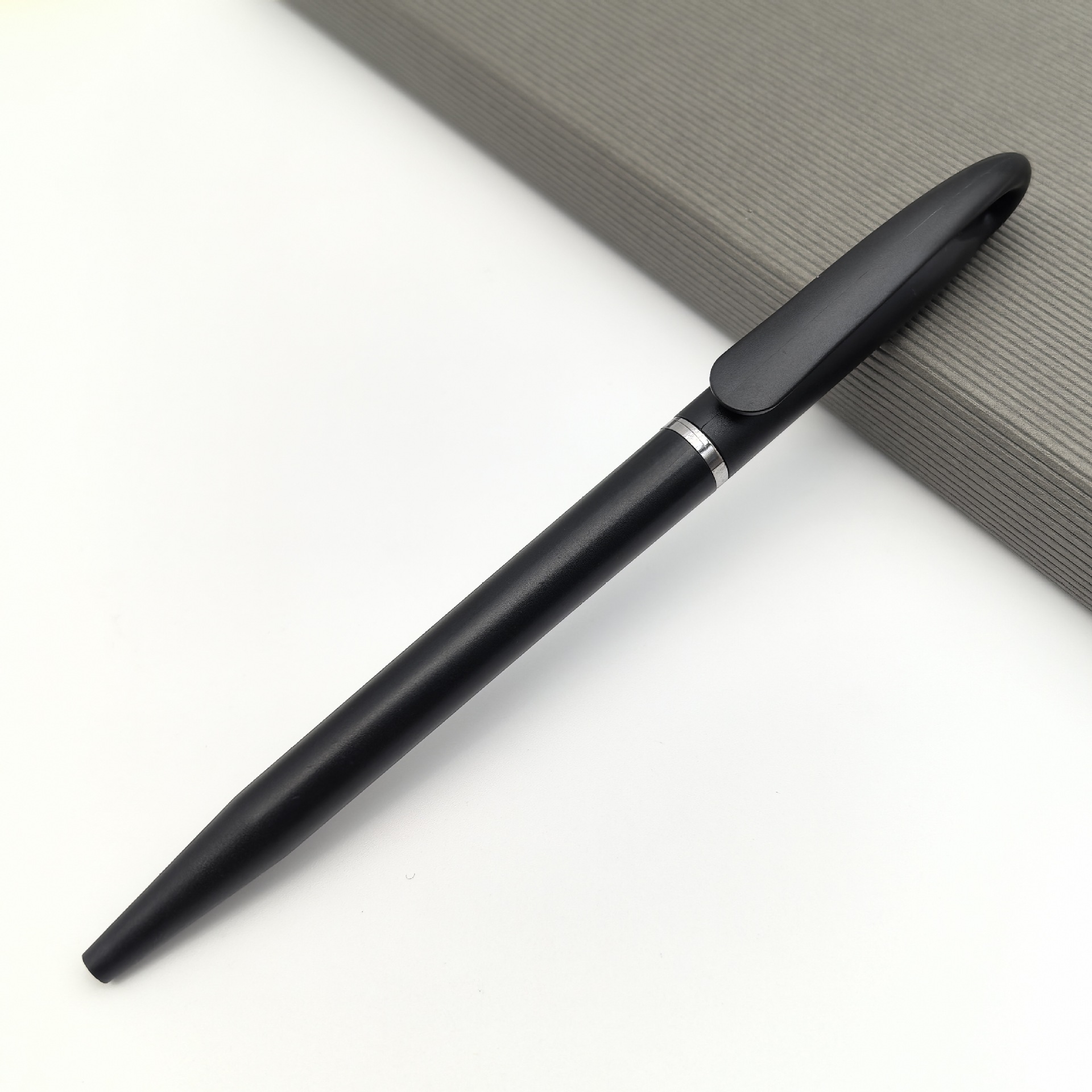 Mayorista colorido forma torsión pequeña pluma de bolas cisne creativa gancho de águila regalos impresión de bolígrafo logo hotel pluma