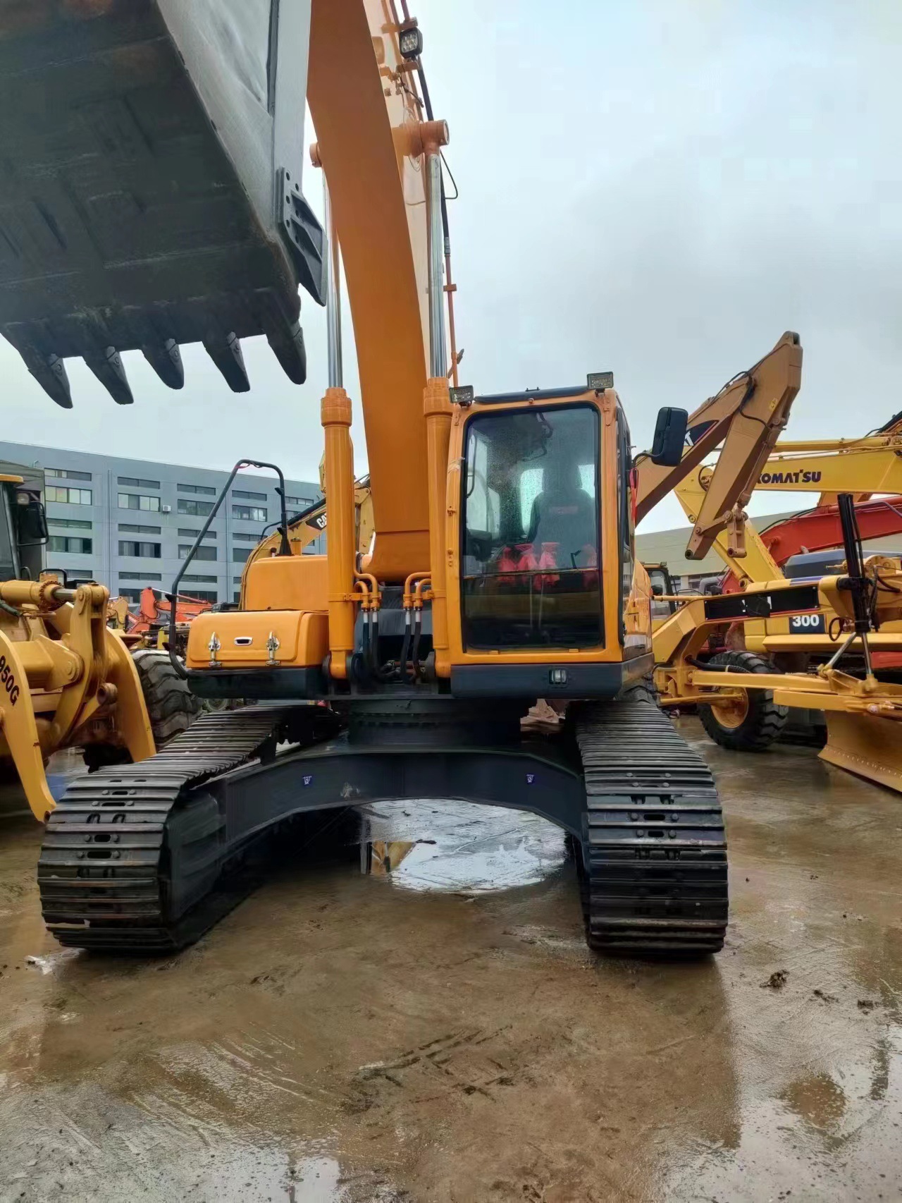 Exportación de Malasia industrial / agrícola gran excavadora Hyundai 220 - 9 305 - 9 de segunda mano