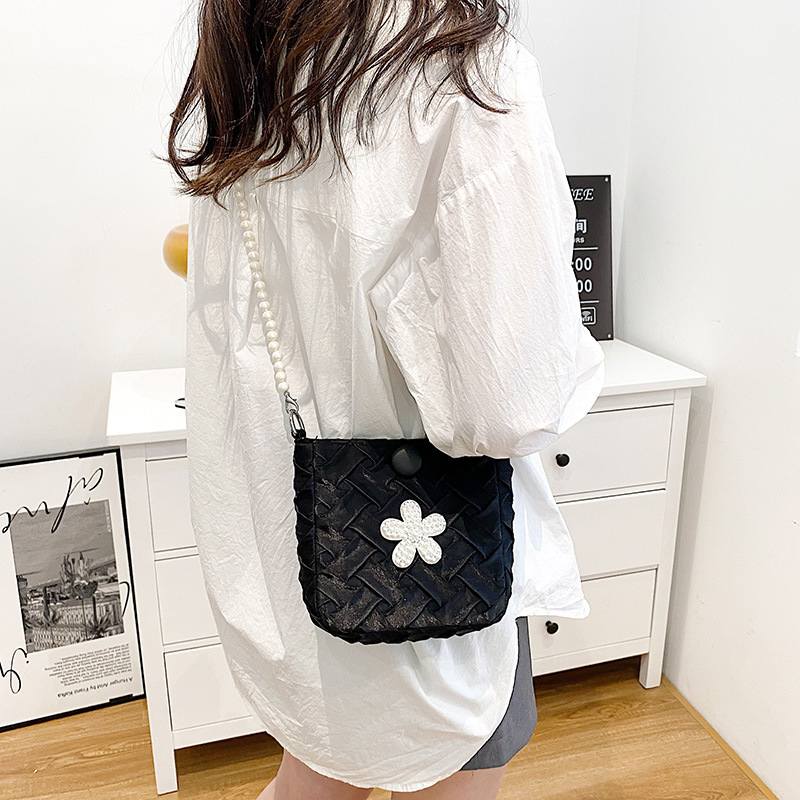 Small Pearl Flowers Square Magnetic Buckle Crossbody Bag display picture 5