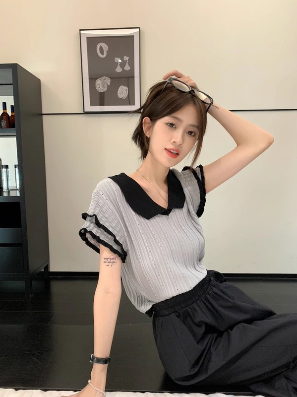 Gejiaショッピングモールの2025年夏デザインの女性用ニッチTシャツ、コントラストカラーのVネックショートフライングスリーブトップトレンディ|undefined