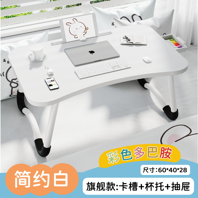 ベッドの上の小さなテーブルは折り畳み式の机があります。|undefined