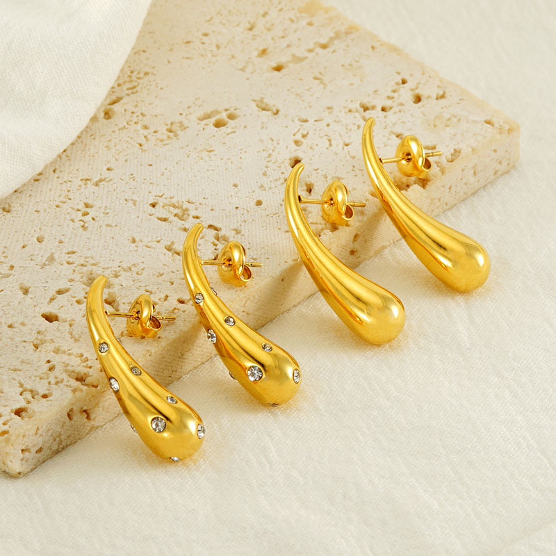 Moda europea y americana diseño personalizado pendientes en forma de gota de acero inoxidable chapado 18K oro diamante incrustado luz lujo ins estilo pendientes de las mujeres