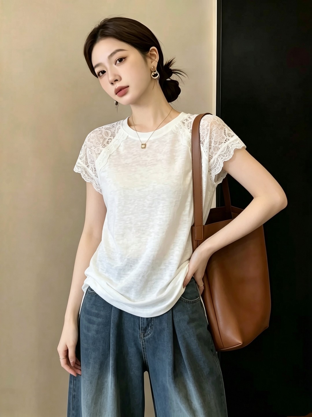 Áo thun nữ tay ngắn ren phối vai chẻ tà thiết kế — màu trắng