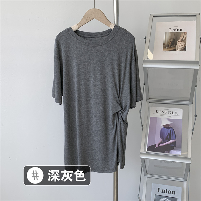 モーダルのデザイン感が半袖のtシャツをねじっています。|undefined