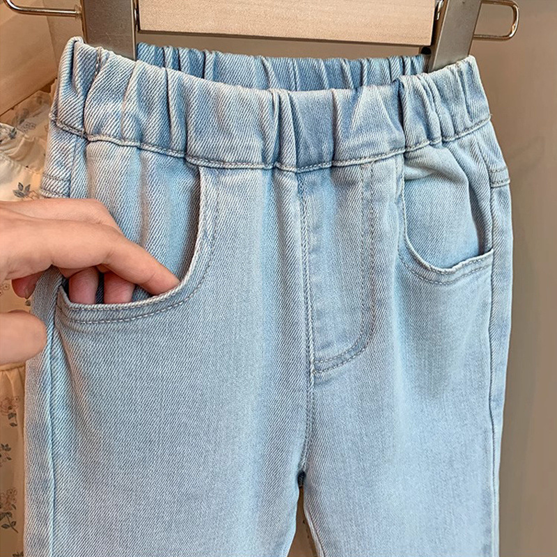 Niñas de primavera 2026 nuevos pantalones de boquilla de vaqueros primavera y otoño pantalones de bebé de estilo extranjero pantalones largos
