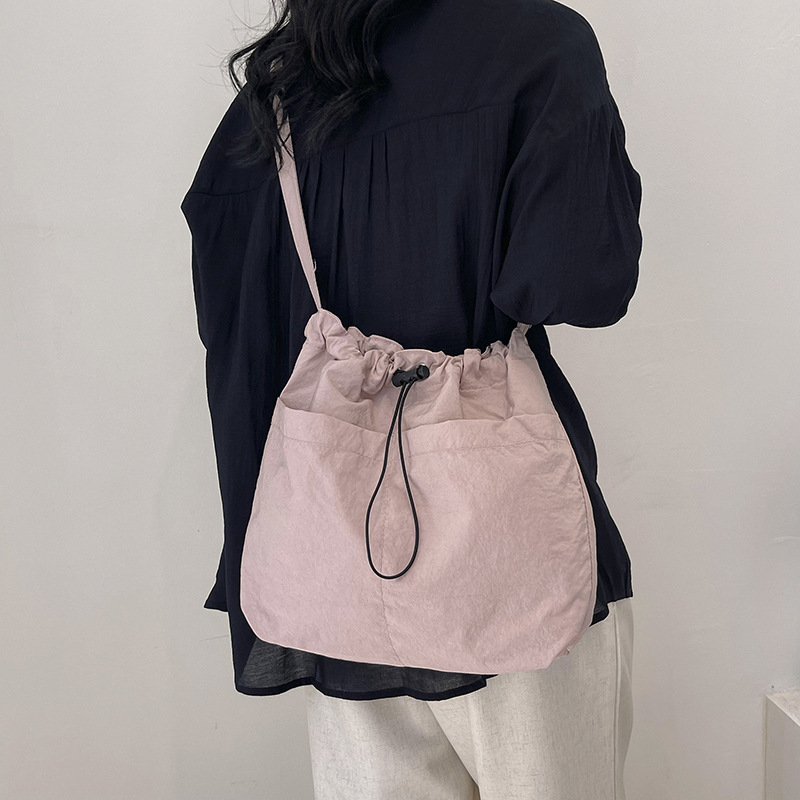 A stylish single-shoulder crossbody bag for 2024, a large-capacity casual commuting bag for classes, and a beautiful and fashionable underarm bag for women undefined
