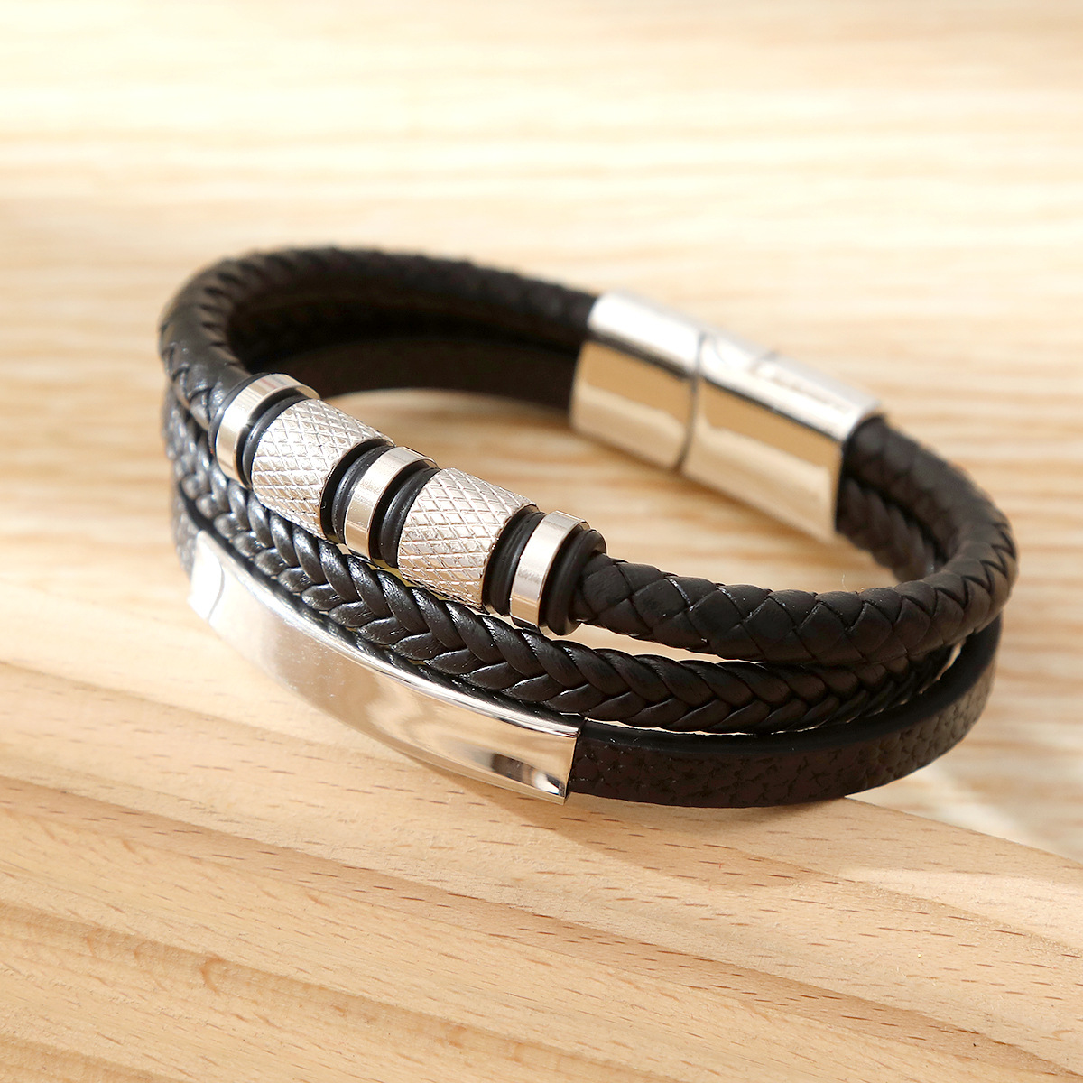 Pulseira masculina multicamada de couro trançado com fecho_voghion.com
