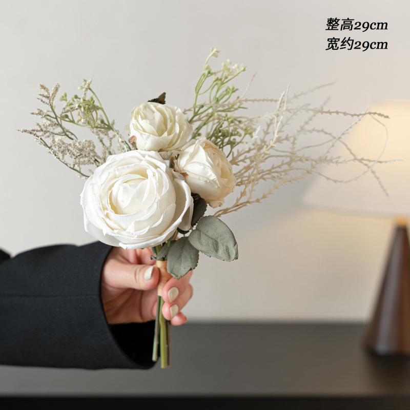 Bouquet de notes d'herbe de corail aux fruits de rose diamant blanc