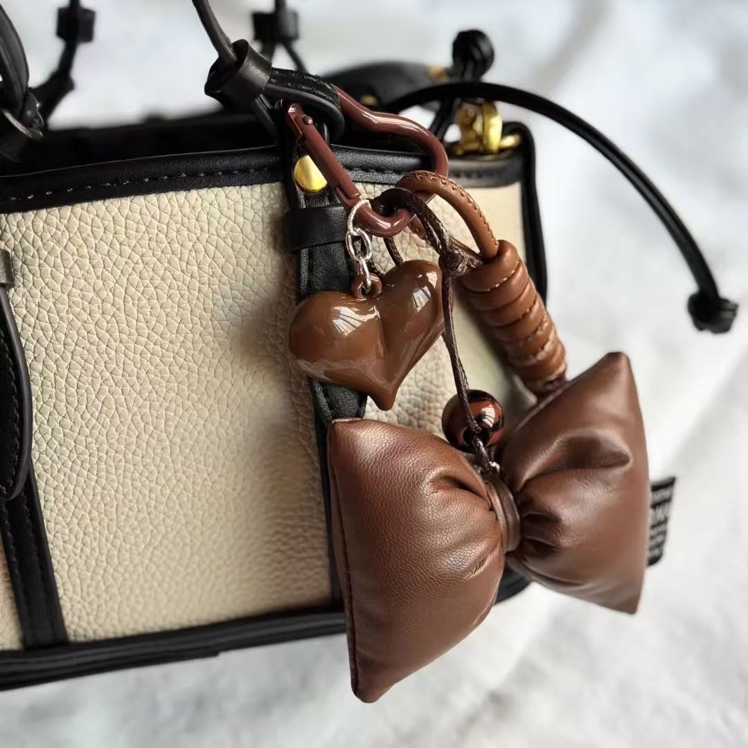 Vacation, Classic Style Style 1 Piece All Seasons Pu Leather Bow Knot Bag Pendant