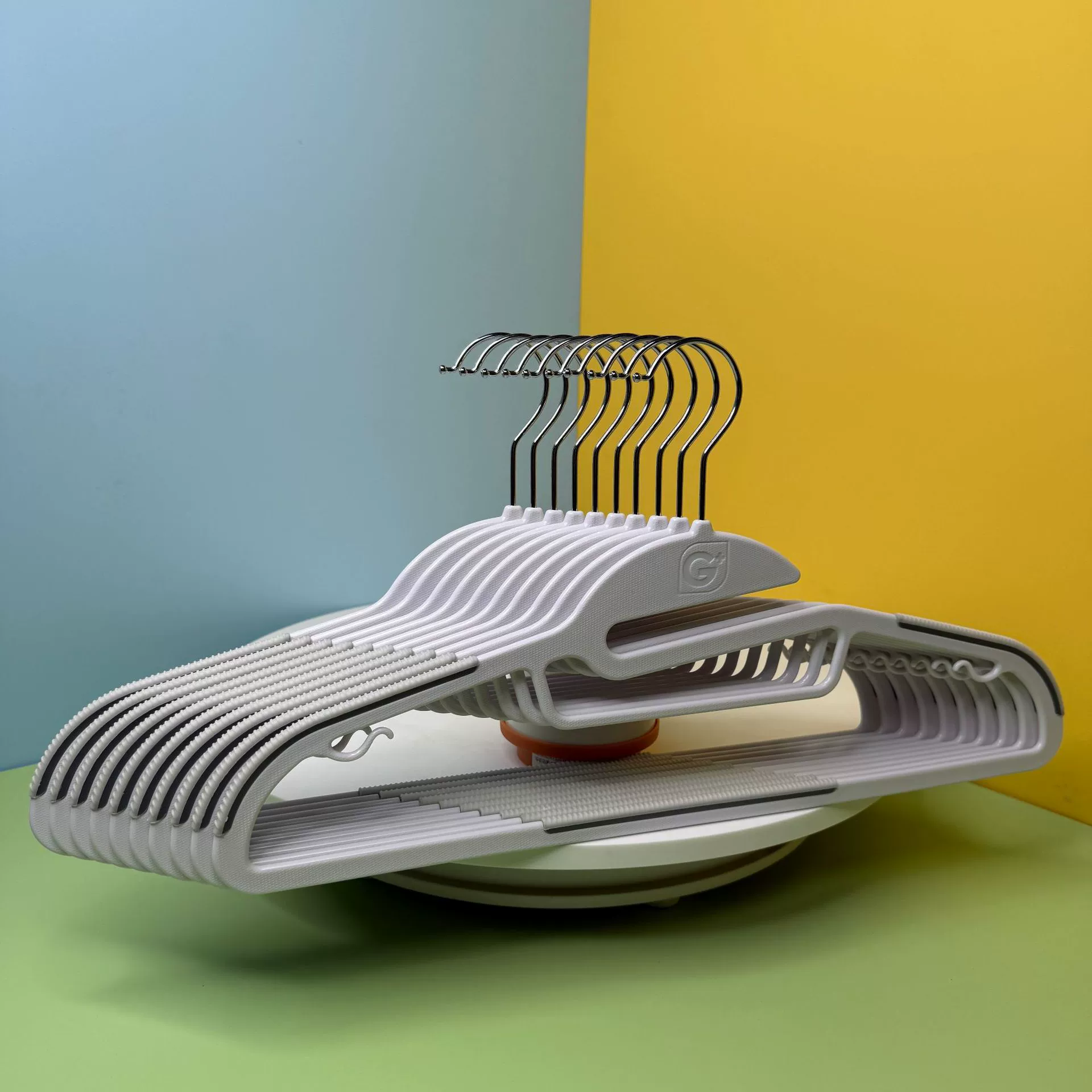 Рекомендованные товары для импорта: вешалка для одежды G+ полупрозрачная, новый материал ABS противоскользящая вешалка для одежды, вращающаяся, бесшовный и толстой, для сушки одежды дома