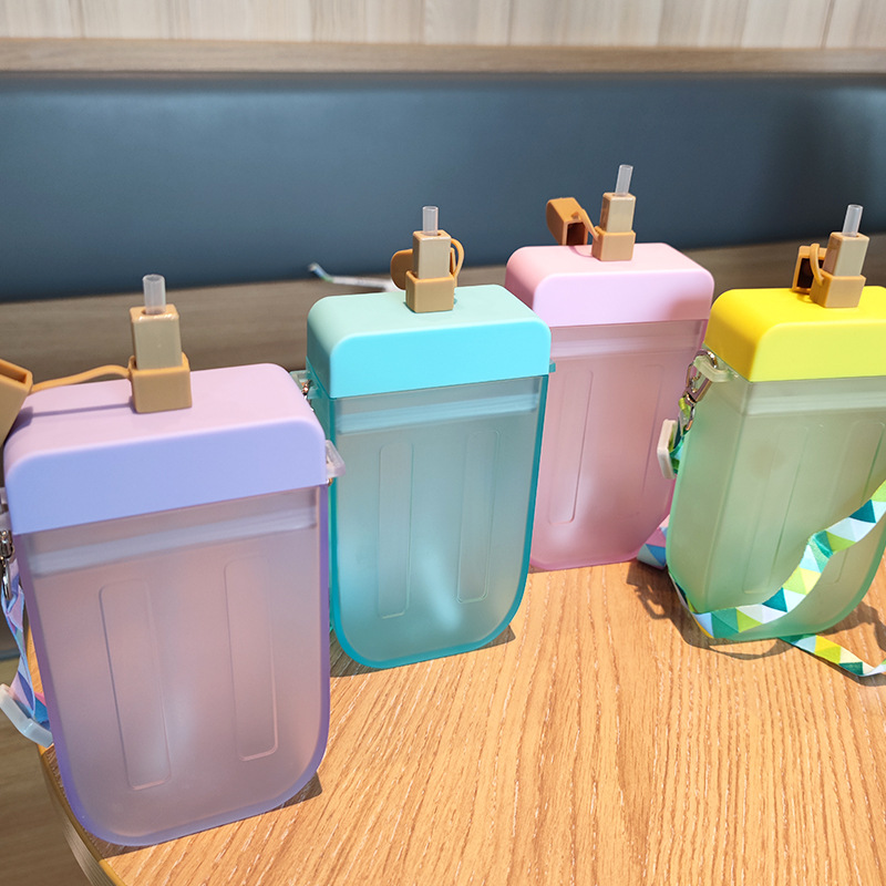 Comercio electrónico transfronterizo creativo coreano poppy strap taza de plástico AS material estándar europeo y americano elevación de la cara taza de agua fría