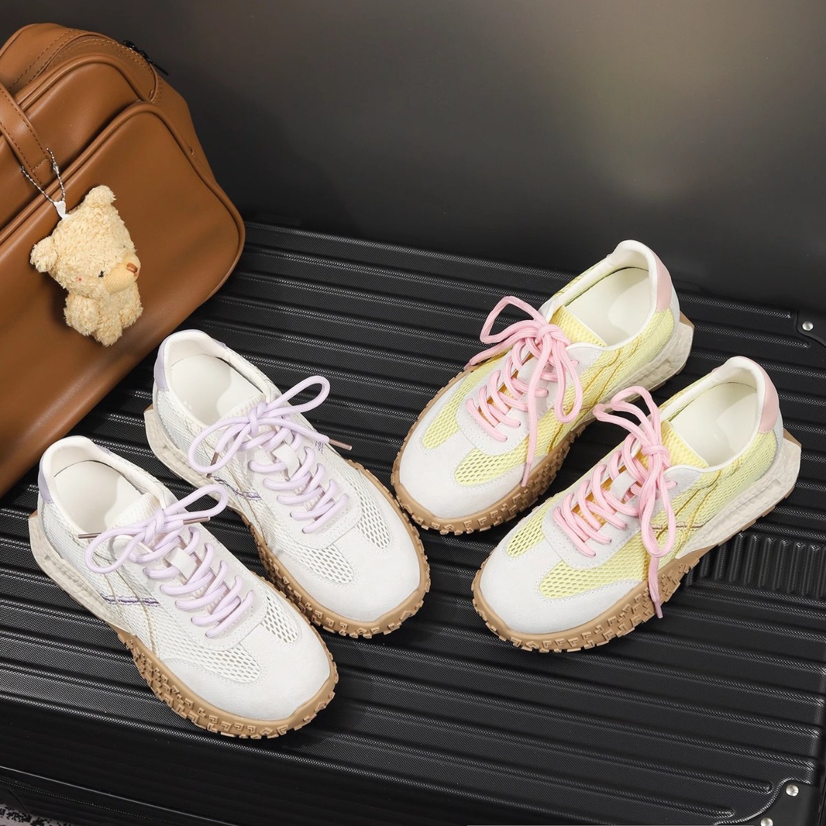 Zapatos de entrenamiento alemanes de malla, aumento interno de las mujeres 2025 nuevo estilo de verano delgado blanco transpirable deportes Forrest Gump zapatos casuales de suela gruesa