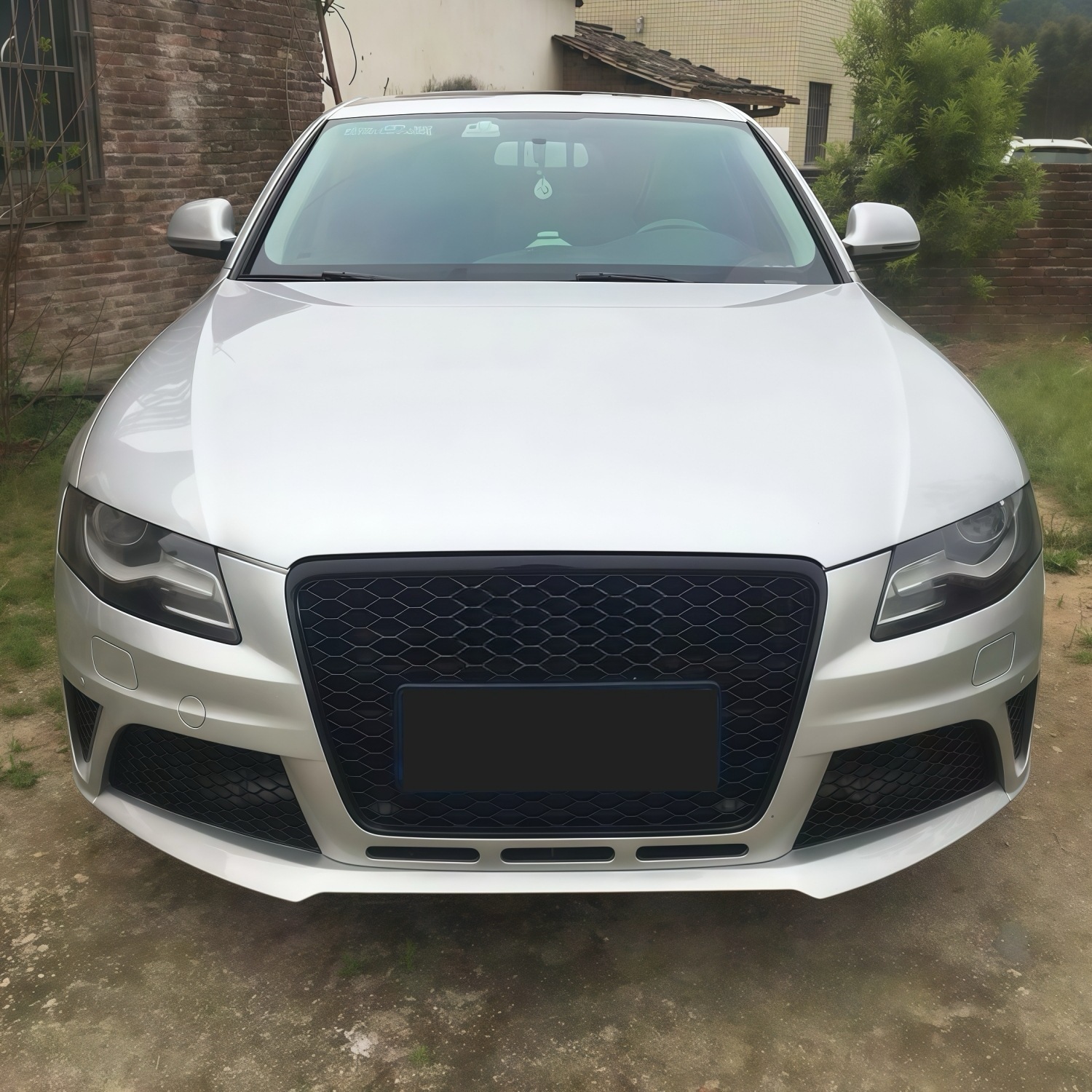 09-12 models suitable for Audi A4L, modified with RS4-style front bumper and RS4 front grille, directly supplied by the manufacturer