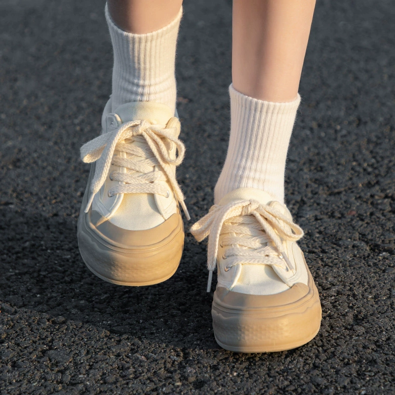Крашевые/исправление: В оригинале текст странный: " Cloth retro universal white shoes, 2112W". Перевод: "Кожаная обувь в ретро-стиле из ткани, универсальные белые кеды, 2112W"