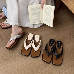 背が高くて足を挟んで冷たいスリッパの女性の夏の外は人の字を着て厚い底を引きずってビーチのサンダルの2025の新型のスカートの坂を配合します。