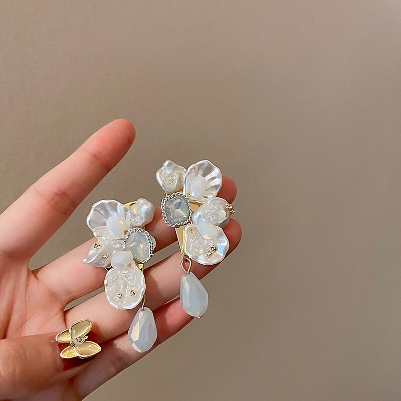 Flores dulces y elegantes transfronterizas, pendientes de perlas de amor, pendientes de estilo literario de moda de nicho, pendientes de todo fósforo con personalidad, mujeres
