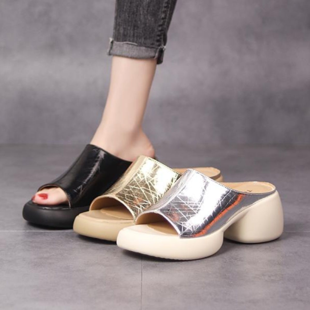 Zapatillas frías de piscado de talón de verano 2024 nuevas zapatillas de playa casuales de media zapatillas para mujeres