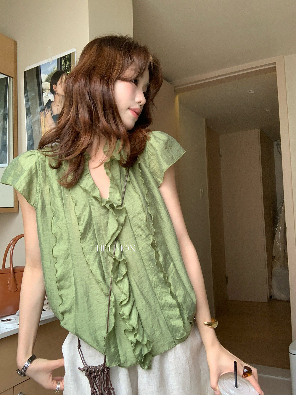 Áo sơ mi nữ tay ngắn cổ V phối ren xếp tầng chất liệu linen pha sợi tre — màu trắng, Bột cam, xanh lá cây chi tiết 19