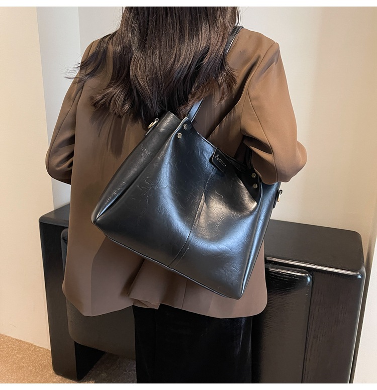 European and American retro large-capacity commuter tote bag 2024 new portable shoulder bag, textured wide shoulder strap messenger bag_voghion.com